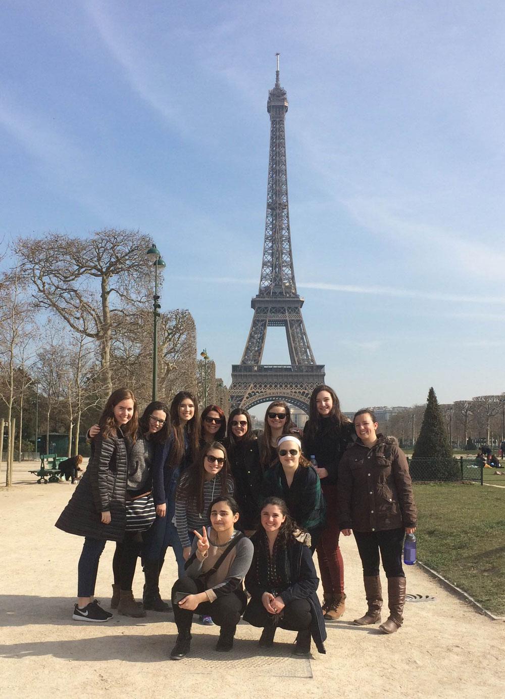 picture of students in front of the Eiffel tower in Paris